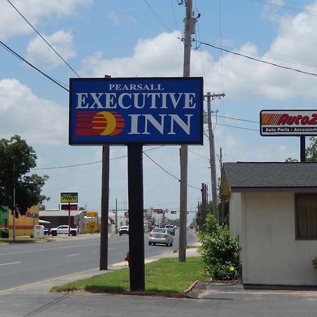 Executive Inn Pearsall Exterior photo
