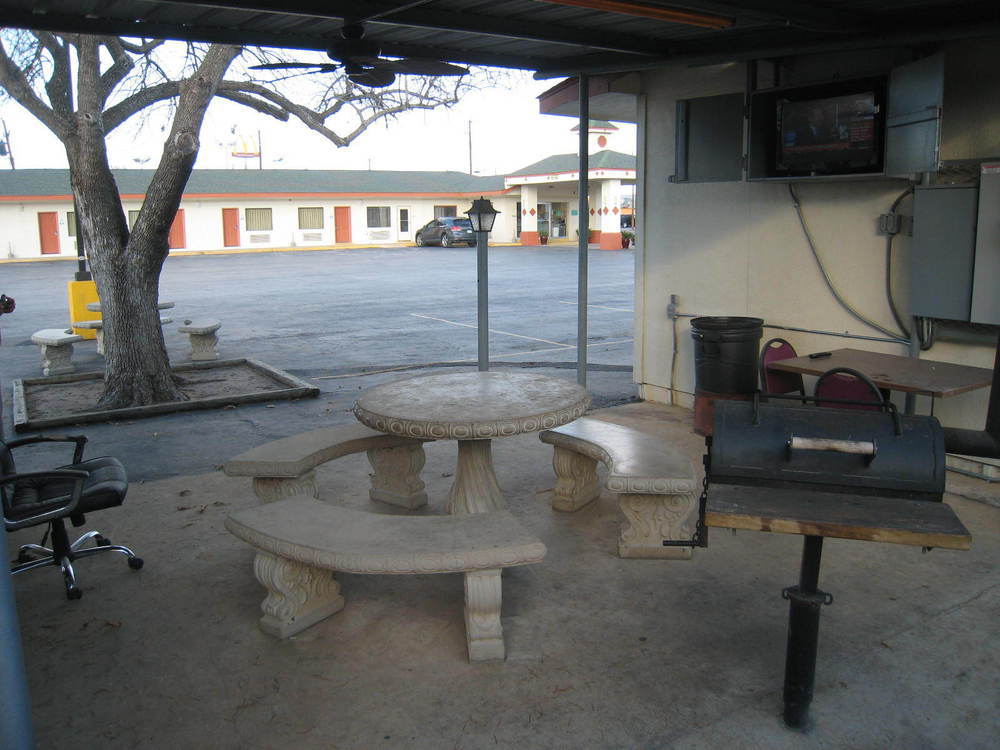 Executive Inn Pearsall Exterior photo