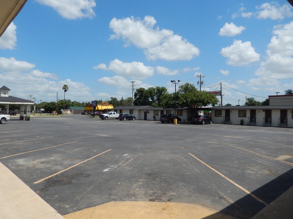 Executive Inn Pearsall Exterior photo