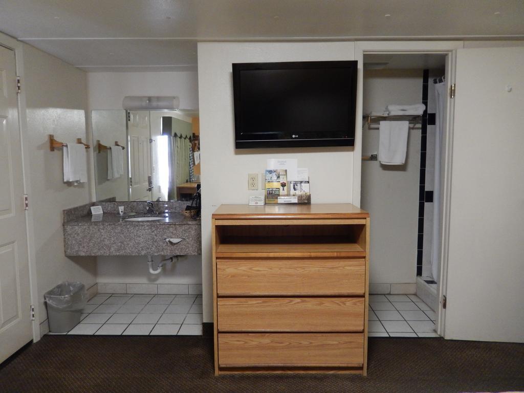 Executive Inn Pearsall Exterior photo