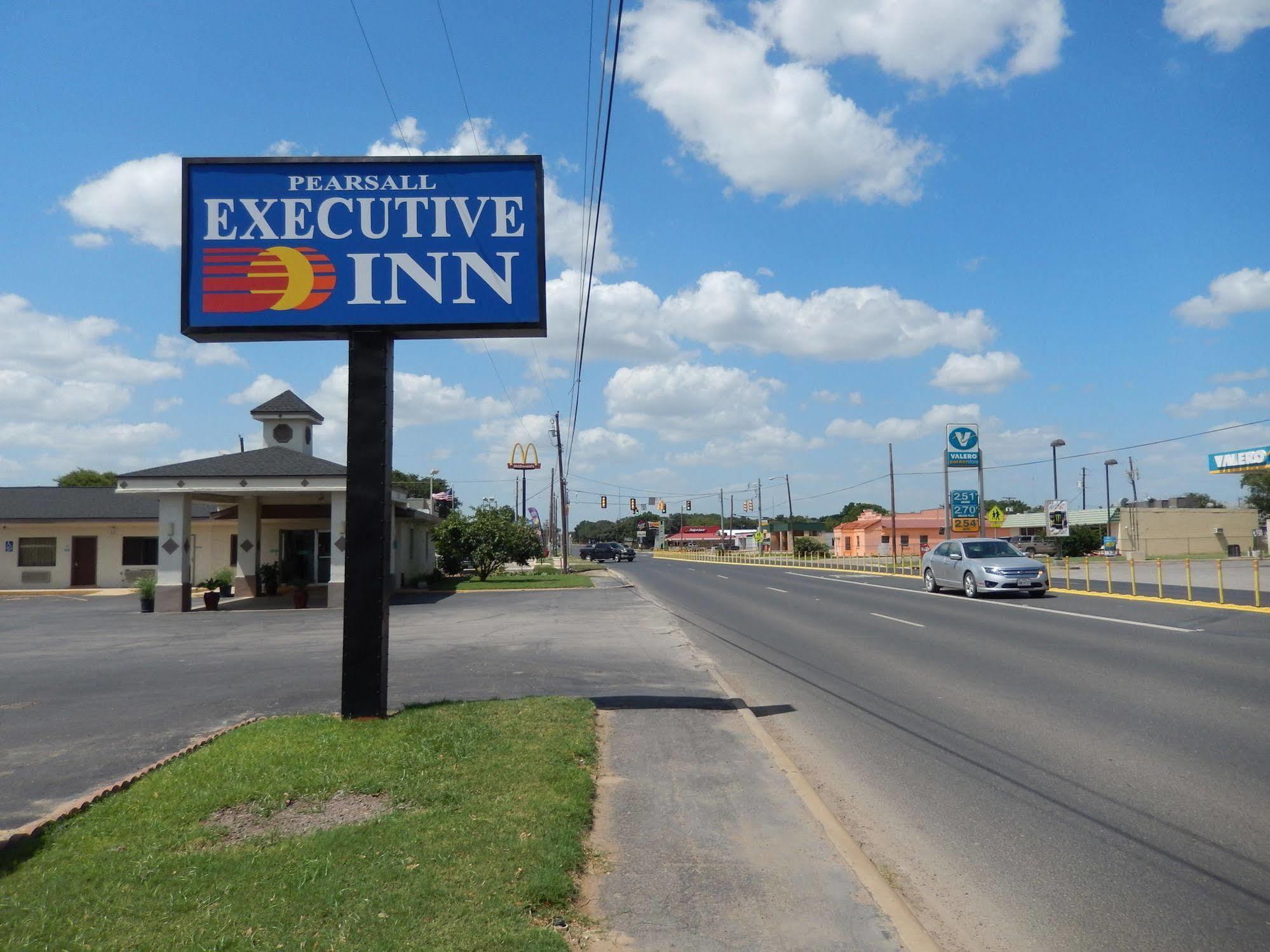Executive Inn Pearsall Exterior photo