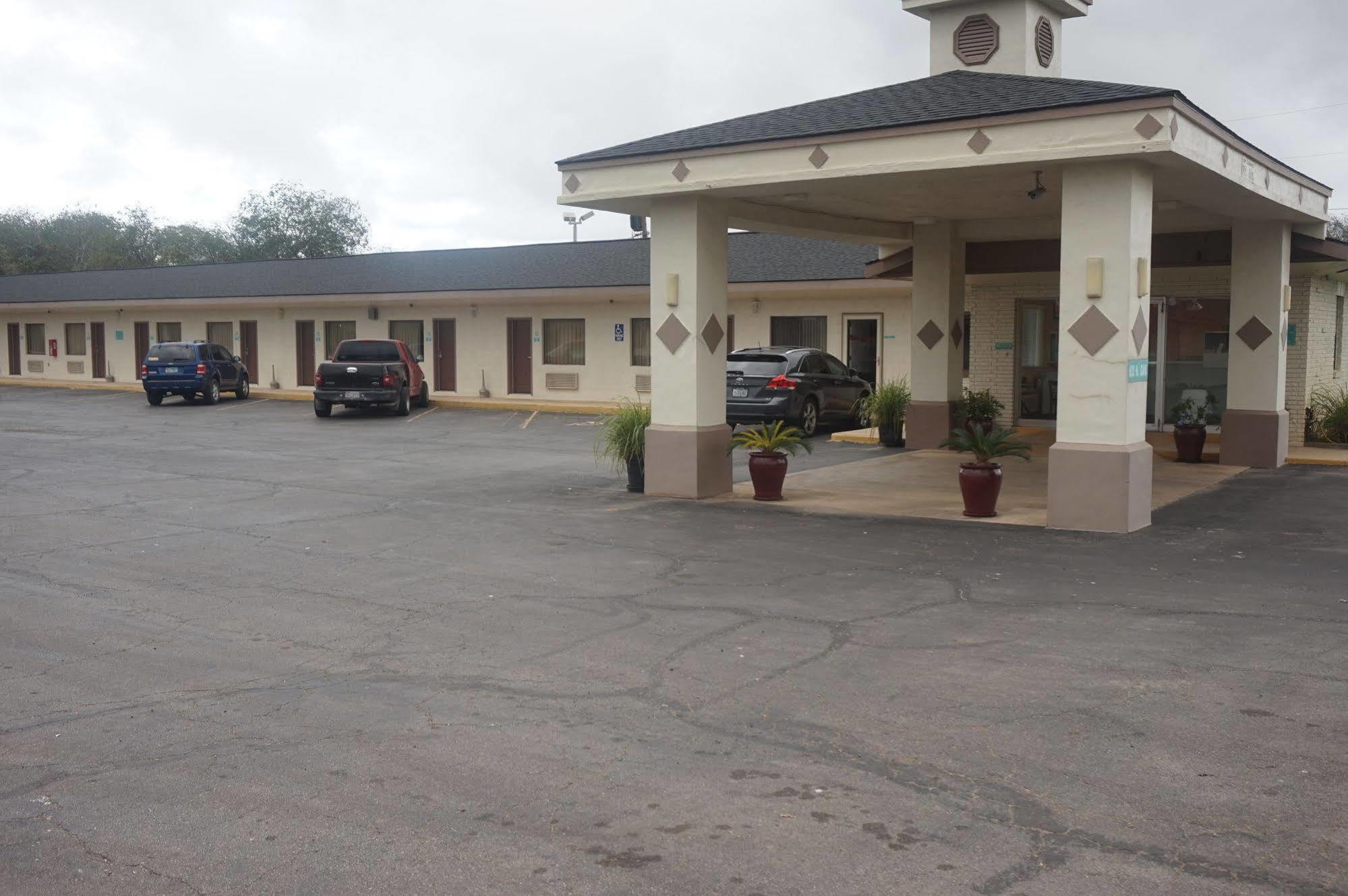 Executive Inn Pearsall Exterior photo