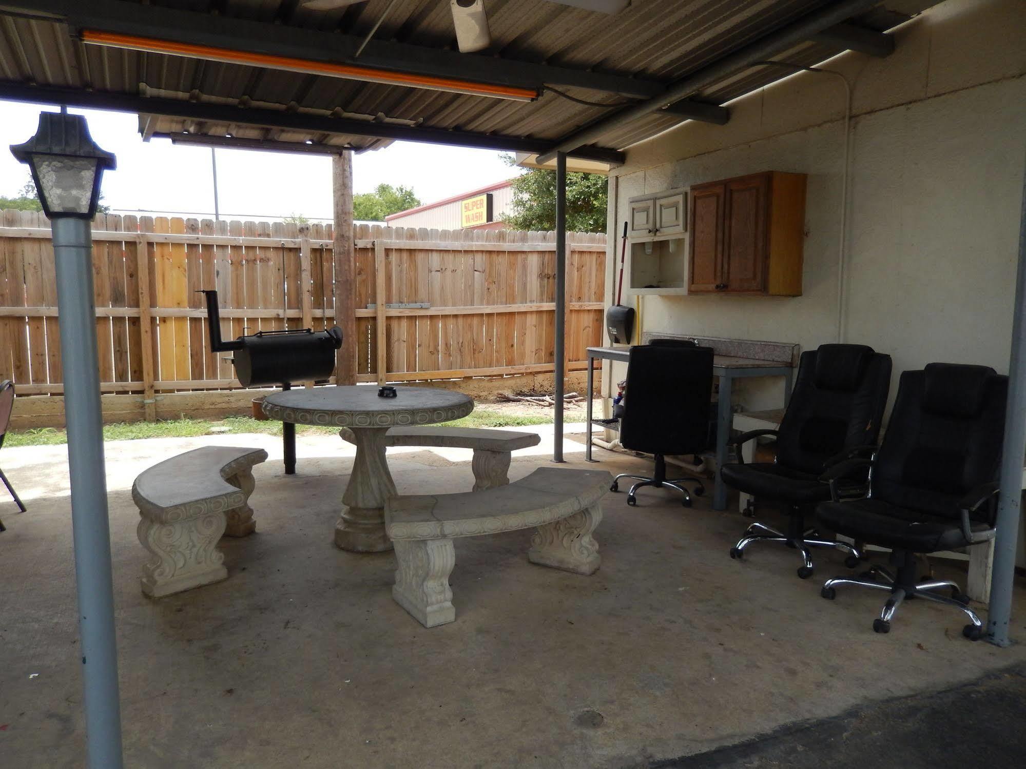 Executive Inn Pearsall Exterior photo