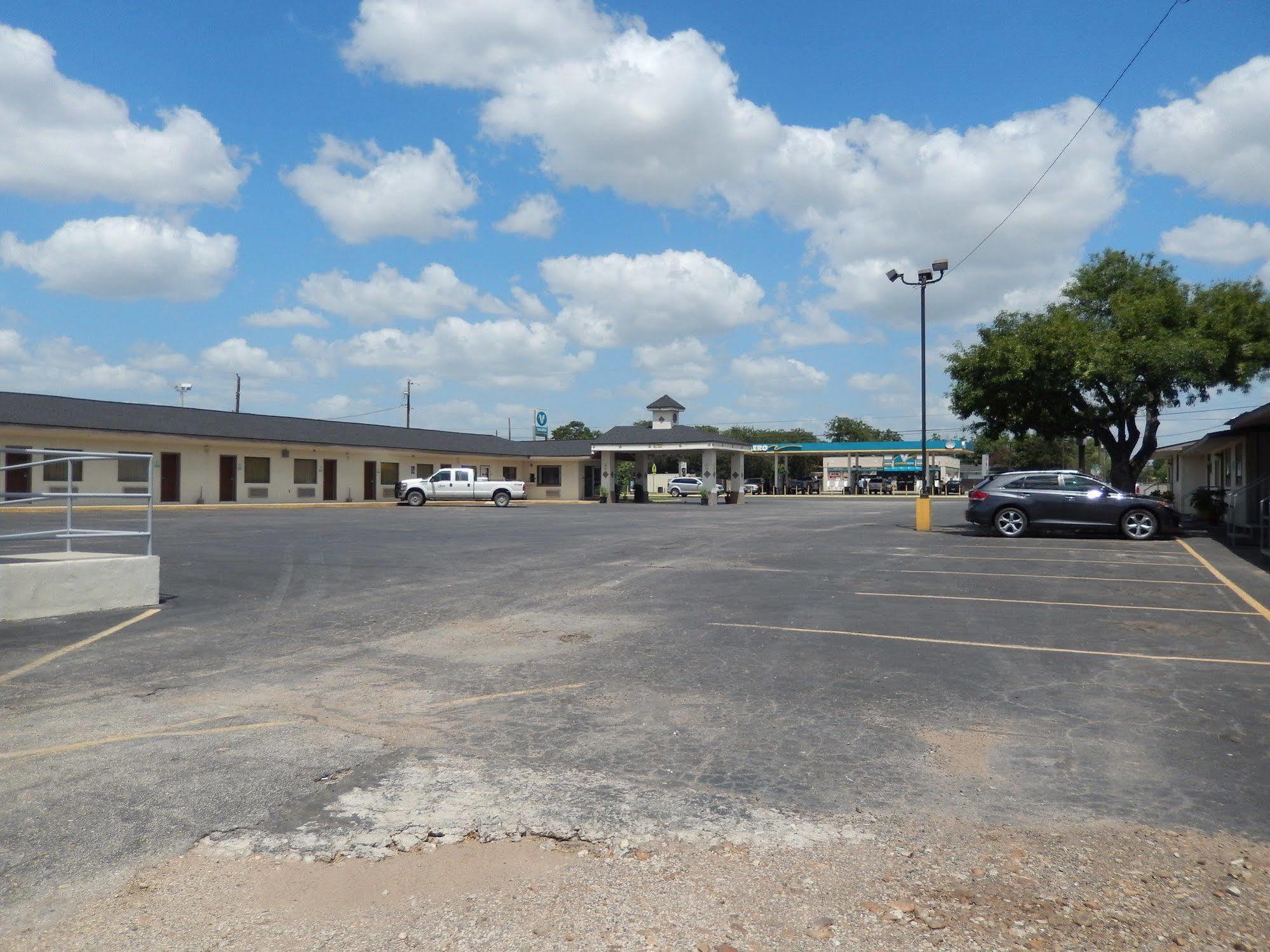 Executive Inn Pearsall Exterior photo