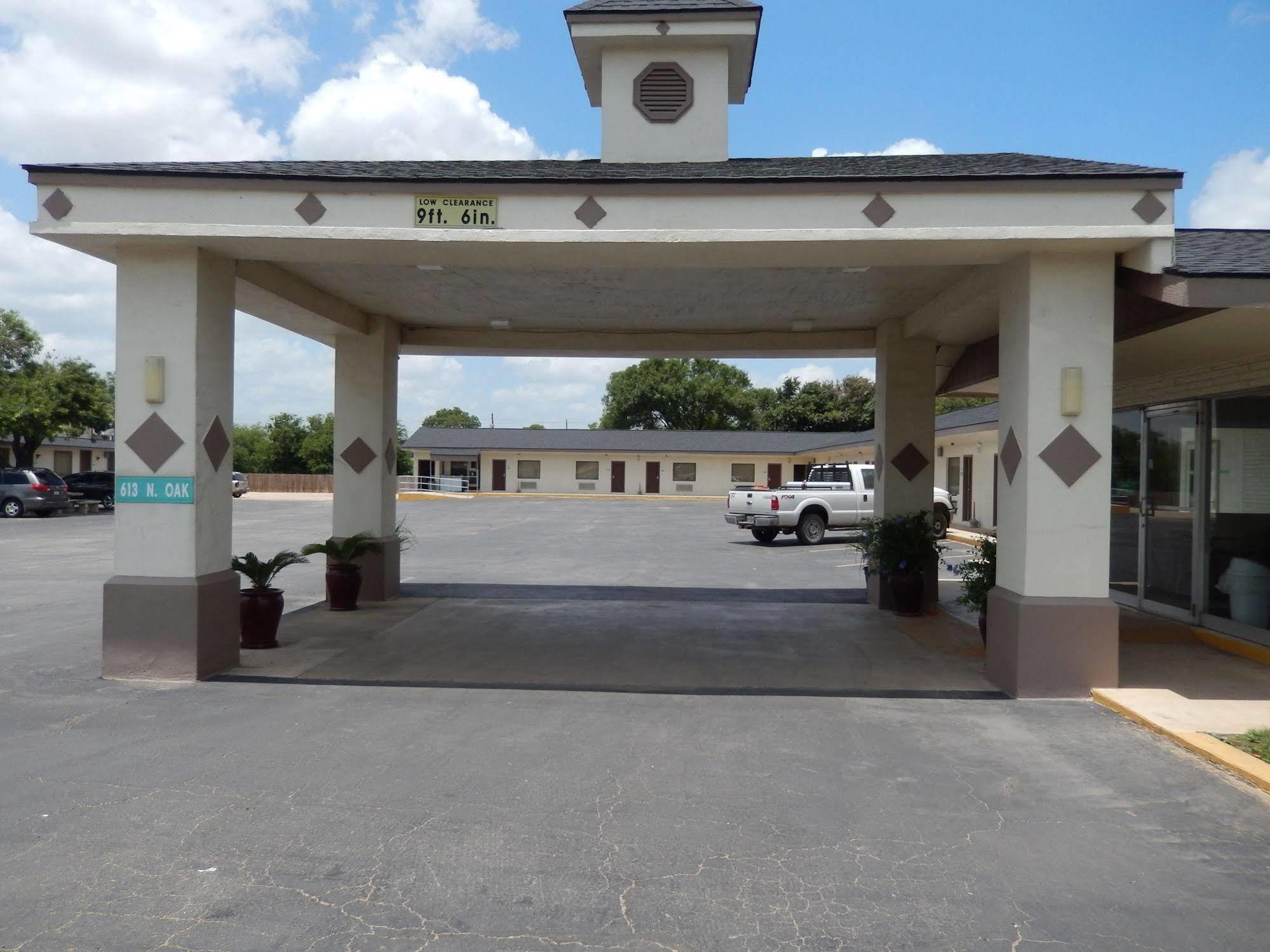 Executive Inn Pearsall Exterior photo