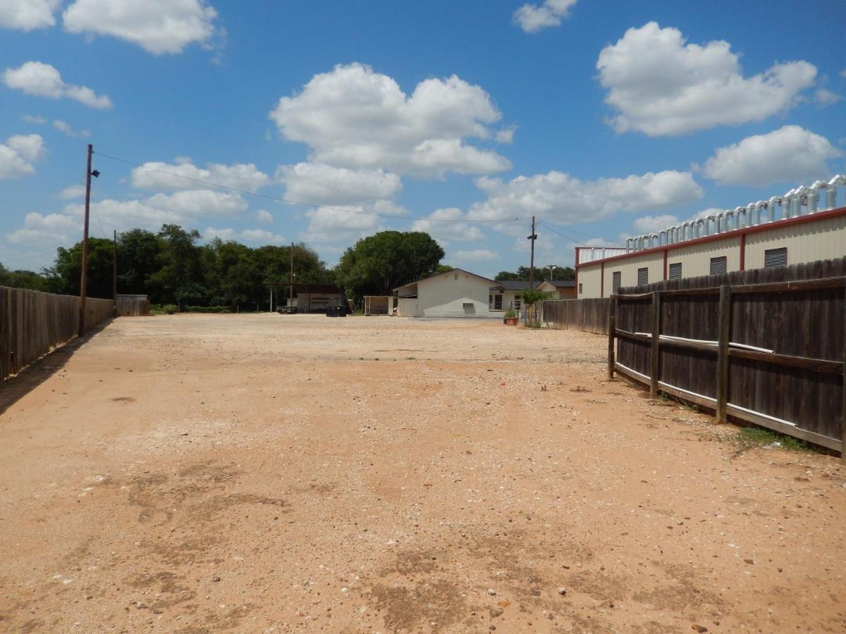 Executive Inn Pearsall Exterior photo
